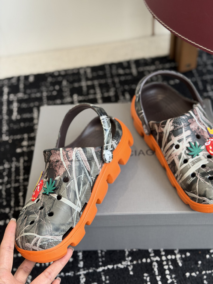 Balenciag* Sandal BS126